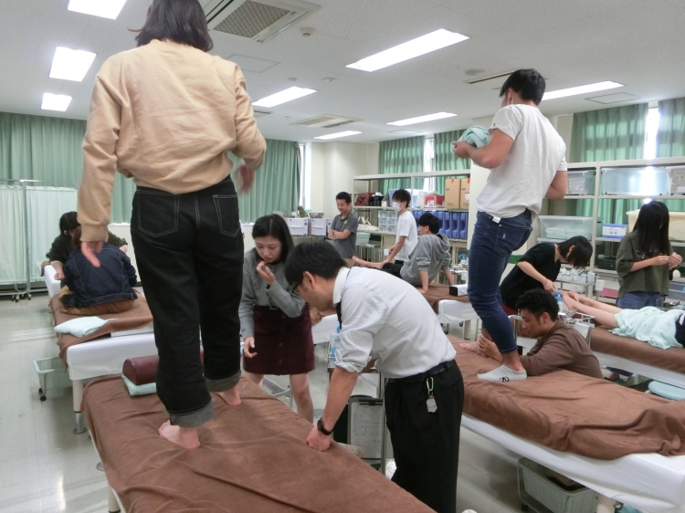 学生同士で学んだ内容を話し合いながら実技を行う様子2
