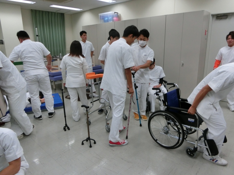 実際に福祉用具の体験をする様子2