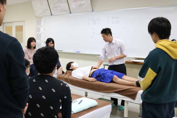 痛みの状況を確認し、より即効性のある鍼治療の学習の様子1