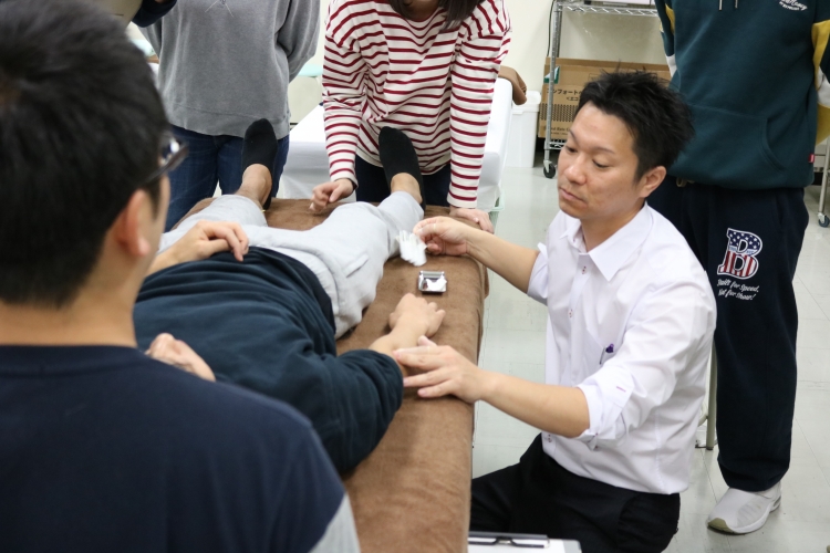 痛みの状況を確認し、より即効性のある鍼治療の学習の様子2