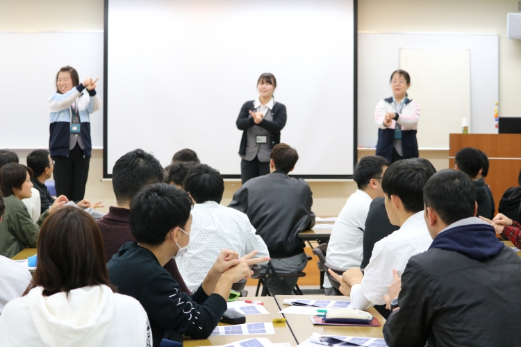 「コグニサイズ」という、運動と認知課題を組み合わせた認知症予防の取り組みを全員で体験