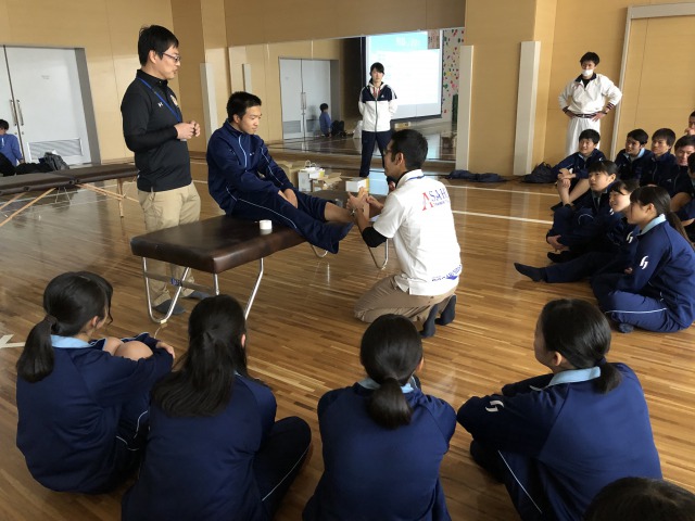 河原先生によるテーピングでの足首の固定の様子