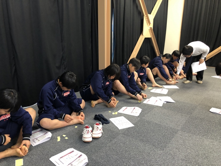 実技：主要な経穴（つぼ）にシールや置き鍼