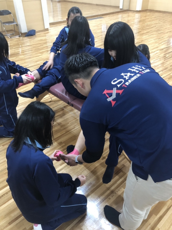 足関節（固定）のテーピングの練習4