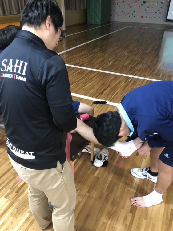 足関節（固定）のテーピングの練習5