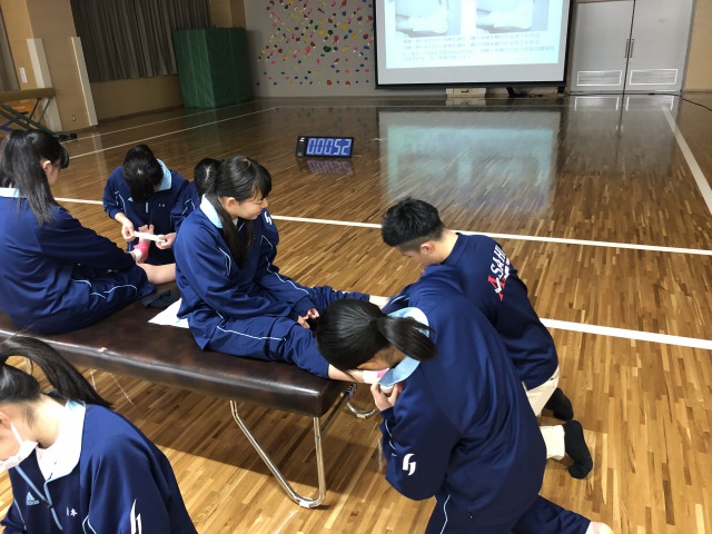 足関節（固定）のテーピングの練習2