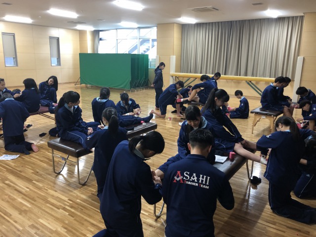 足関節（固定）のテーピングの練習1