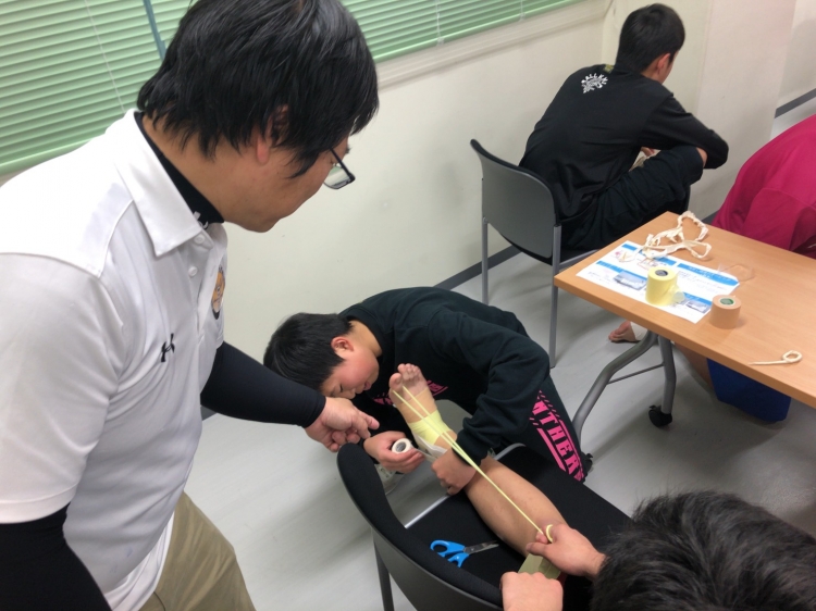 ホワイトテープを使った足関節の「基本テーピング」1