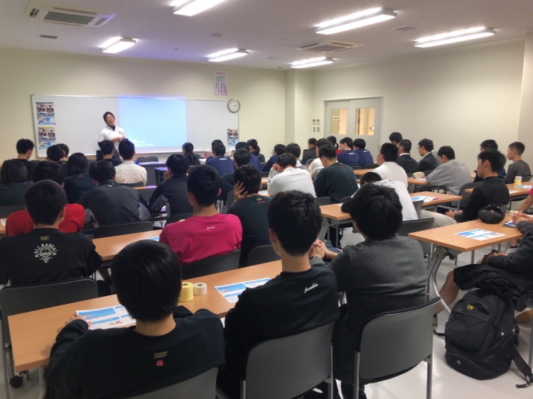座学にてテーピングの種類や使い方について説明