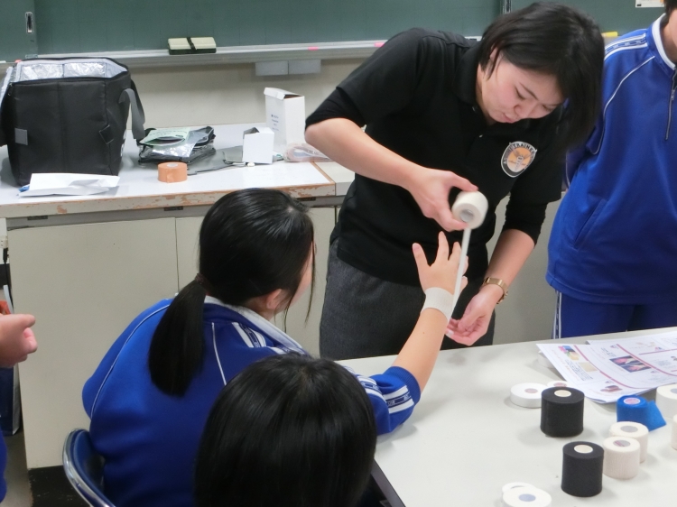 親指の固定方法を学ぶ（バレー部）