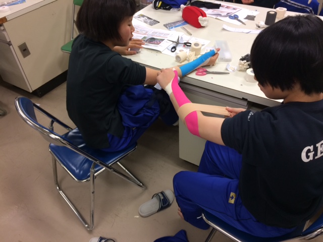 自分たちでも巻いてみる③