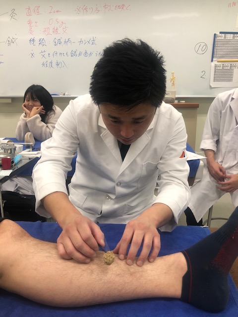 先生のデモ：①鍼の進入角度