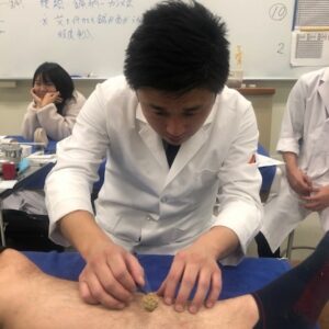 朝日医療専門学校 広島校新着情報「【授業風景】1年生（午前コース）「灸頭鍼」授業」