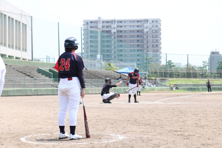 代打で出番を待つ柔道整復学科1年 土岡のぞみ＃24（高陽東）※ソフトボール部出身