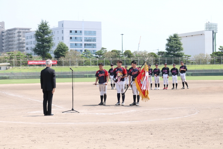 優勝旗等を受け取る柔道整復学科3年生 左：大塚潤＃10（賀茂北）中：浦崎勇汰＃6（総合技術）右：坂本俊平＃25（尾道）
