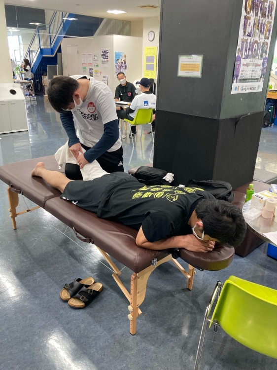 空き時間で選手の身体のケアやケガ予防のためのテーピング