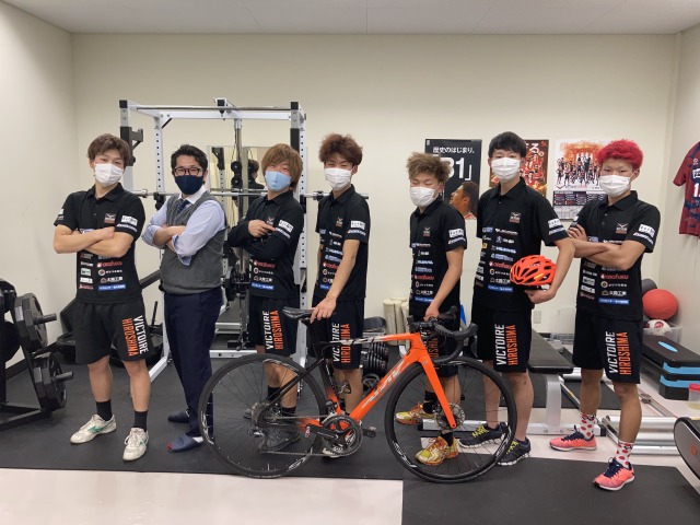 ヴィクトワール広島チームメンバー＋上野先生（鍼灸学科教員）