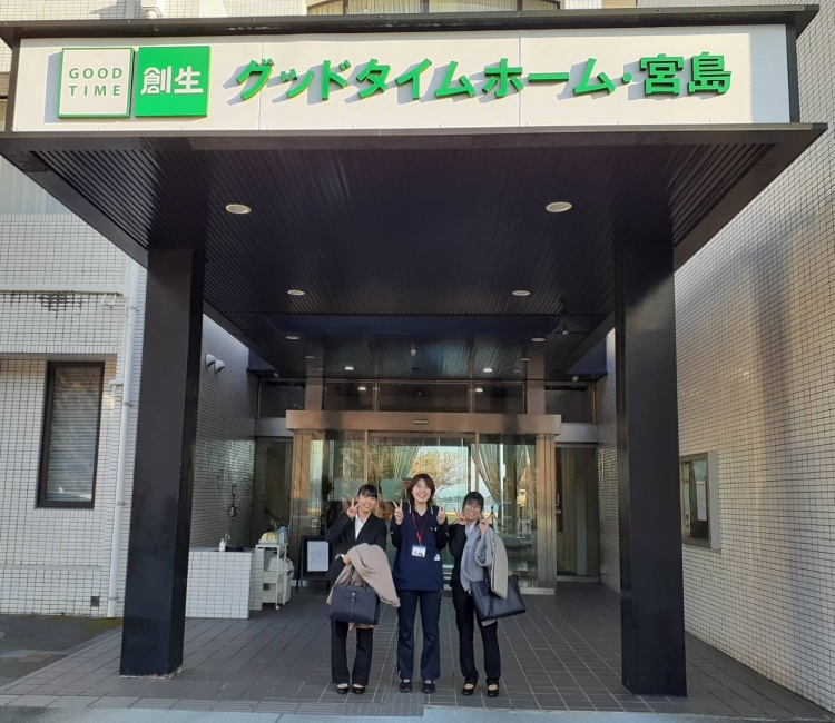 施設玄関にて記念撮影