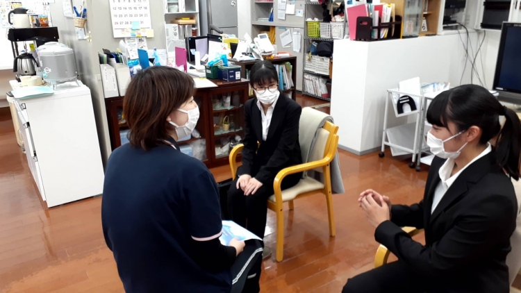 卒業生（元木さん）より施設の紹介、機能訓練指導員の役割などの説明