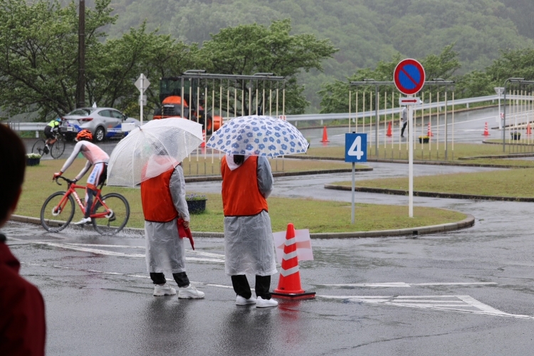 持ち場に分かれてサポート