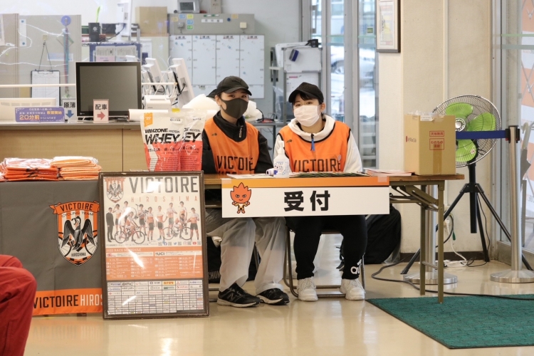 持ち場に分かれてサポート