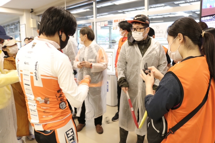 選手からインカムの使い方の説明